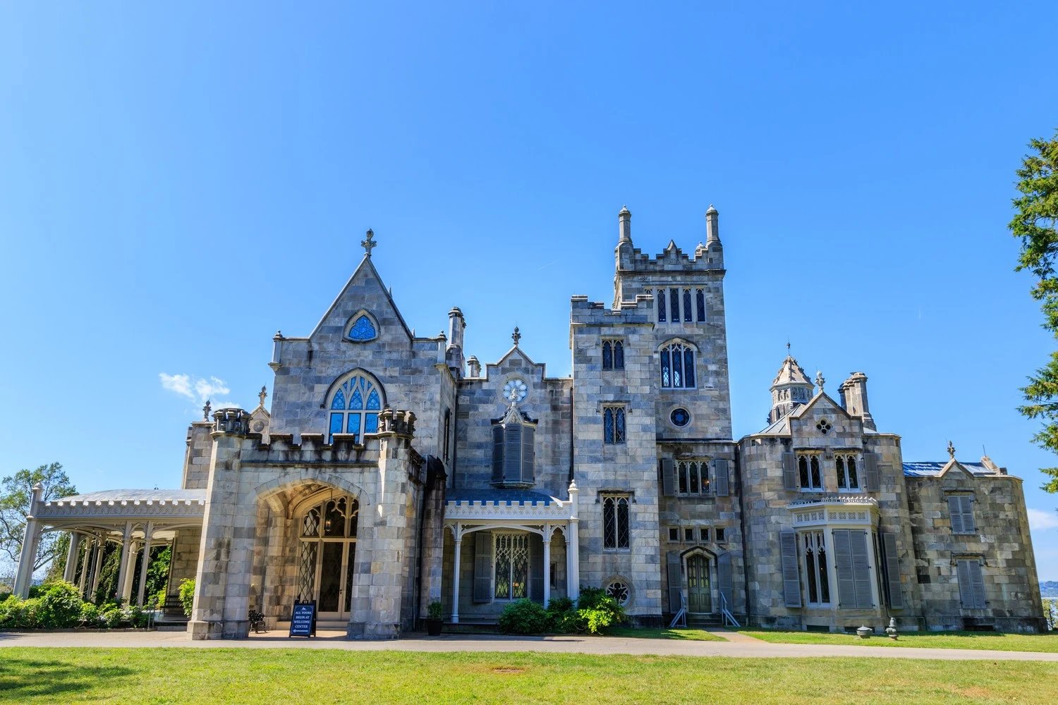 Lyndhurst Mansion - Image by Alexander Friedman / Shutterstock.com