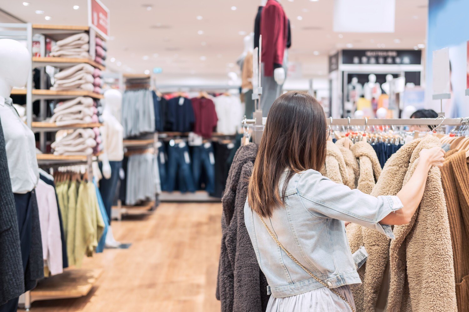 Lady Shopping - image credit Shutterstock kitzcorner